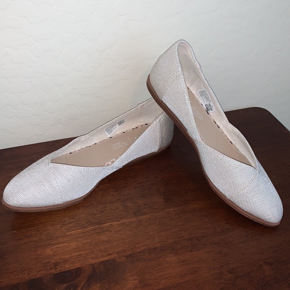 TOMS BRAND NEW SIZE 7.5 SLIP ON FLATS - Picture 9 of 9